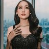 Pesona Laura Moane Tampil Memikat Kenakan Dress Hitam, Disebut Julie Estelle saat Muda