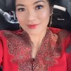 Hadir di Wisuda Anaknya, Foto-Foto Titi Kamal yang Tampil dengan Kebaya Merah Bikin Salfok!