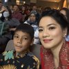 Hadir di Wisuda Anaknya, Foto-Foto Titi Kamal yang Tampil dengan Kebaya Merah Bikin Salfok!