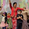 Hadir di Wisuda Anaknya, Foto-Foto Titi Kamal yang Tampil dengan Kebaya Merah Bikin Salfok!