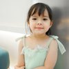 8 Foto Baby Chloe dengan Balutan Dress Warna Biru, Pamer Pose Lucu Bikin Makin Gemas!