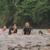 Foto Keseruan Geng The Dudas Minus One Berendam di Kali, Bikin Heboh Sampai Disamperin Ibu-ibu