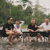 Foto Keseruan Geng The Dudas Minus One Berendam di Kali, Bikin Heboh Sampai Disamperin Ibu-ibu