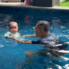 8 Foto Anang Hermansyah Ajari Azura Berenang, Anteng Banget!