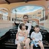 7 Foto Felicya Angelista Ajak Anak Naik Gondola di Macau, Bible dan Zefanya Ceria Banget!