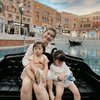 7 Foto Felicya Angelista Ajak Anak Naik Gondola di Macau, Bible dan Zefanya Ceria Banget!