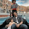 7 Foto Felicya Angelista Ajak Anak Naik Gondola di Macau, Bible dan Zefanya Ceria Banget!