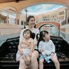 7 Foto Felicya Angelista Ajak Anak Naik Gondola di Macau, Bible dan Zefanya Ceria Banget!