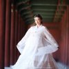 8 Foto Rebecca Klopper dengan Balutan Hanbok, Penampilannya Mirip Eonnie-eonnie Korea!