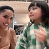 7 Foto Millen Cyrus Joget Bareng Ameena, Netizen Ikut Bingung Manggilnya Om atau Tante