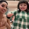 7 Foto Millen Cyrus Joget Bareng Ameena, Netizen Ikut Bingung Manggilnya Om atau Tante