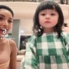 7 Foto Millen Cyrus Joget Bareng Ameena, Netizen Ikut Bingung Manggilnya Om atau Tante