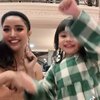 7 Foto Millen Cyrus Joget Bareng Ameena, Netizen Ikut Bingung Manggilnya Om atau Tante