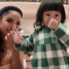 7 Foto Millen Cyrus Joget Bareng Ameena, Netizen Ikut Bingung Manggilnya Om atau Tante