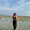 8 Foto Fuji Pakai Bralette Sambil Pamer Perut Rata di Gili Trawangan, Pesonanya Ngalahin View Indah Pantai