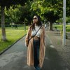 10 Foto OOTD Azizah Salsha Serba Warna Cokelat saat Berlibur di Eropa, Vibes Cewek Bumi Banget!