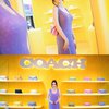 Foto Syifa Hadju di The Coach Tabby Shop Bali, Tampil Bak Barbie Pakai Dress Ketat