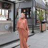 Tak Sabar Melahirkan Anak Perempuan, Ini 10 Foto OOTD Larissa Chou dengan Baby Bump yang Makin Besar