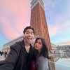 Menikmati Langit Senja Sambil Lihat Tempat Bersejarah, Ini Foto Vidi Aldiano dan Sheila Dara Liburan ke Venezzia
