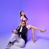 8 Foto Pemotretan Putri Isnari dan Suami, Pamer Pose Mesra yang So Sweet!