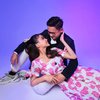 8 Foto Pemotretan Putri Isnari dan Suami, Pamer Pose Mesra yang So Sweet!