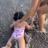 8 Foto Siti Badriah Ajak Suami dan Anak Liburan ke Pantai, Keluarga Goals Banget!