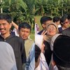 Bukan Sembarang Bapak-bapak, Ini 7 Foto Duta Sheila On 7 Dikerumuni Warga Usai Salat Idul Adha