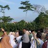 Bukan Sembarang Bapak-bapak, Ini 7 Foto Duta Sheila On 7 Dikerumuni Warga Usai Salat Idul Adha