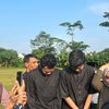 Bukan Sembarang Bapak-bapak, Ini 7 Foto Duta Sheila On 7 Dikerumuni Warga Usai Salat Idul Adha