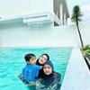 10 Potret Inara Rusli Ajak Anak-Anak Staycation di Bandung, Asyik Berenang di Kolam Pribadi