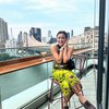9 Potret Nirina Zubir di New York, Tampil Kece dalam Balutan Tanktop dan Rok Lilit