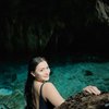 6 Potret Nathalie Holscher Liburan di Maluku, Parasnya Nggak Kalah Bening dari Air Goa yang Jernih