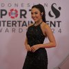 10 Foto Penampilan Gisella Anastasia di Indonesian Sports & Entertainment Award 2024, Pakai Gaun tapi Lengan Berotot!