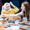 8 Foto Nagita Slavina Makan Bareng Selvi Ananda, Gaya Hijabnya Disebut Seperti Ibu Pejabat