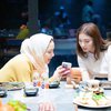 8 Foto Nagita Slavina Makan Bareng Selvi Ananda, Gaya Hijabnya Disebut Seperti Ibu Pejabat