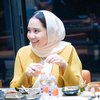 8 Foto Nagita Slavina Makan Bareng Selvi Ananda, Gaya Hijabnya Disebut Seperti Ibu Pejabat