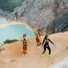 Menari di Atas Puncak, Ini Deretan Foto Momen Denada Mendaki Gunung Ijen