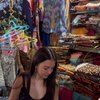 Momen Raline Shah Belanja Batik di Pasar Beringharjo, Santai Lesehan Sambil Pilih-pilih Kain