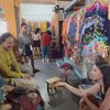 Momen Raline Shah Belanja Batik di Pasar Beringharjo, Santai Lesehan Sambil Pilih-pilih Kain