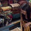 Momen Raline Shah Belanja Batik di Pasar Beringharjo, Santai Lesehan Sambil Pilih-pilih Kain