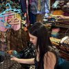 Momen Raline Shah Belanja Batik di Pasar Beringharjo, Santai Lesehan Sambil Pilih-pilih Kain