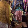 Momen Raline Shah Belanja Batik di Pasar Beringharjo, Santai Lesehan Sambil Pilih-pilih Kain