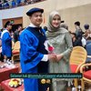 Foto Wisuda Tommy Kurniawan, Raih Gelar Sarjana Komunikasi di Usia 39 Tahun