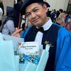 Foto Wisuda Tommy Kurniawan, Raih Gelar Sarjana Komunikasi di Usia 39 Tahun