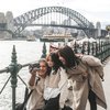 8 Potret Gading Gisel Gempi Liburan di Sydney, Kompak Banget Pakai Outfit Matching!