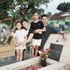 10 Foto Ryan Delon Boyong Istri dan Anak Pulang Kampung ke Medan, Ketemu Keluarga Besar hingga Ziarah Makam Sang Papa