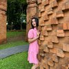 7 Foto Ussy Sulistiawaty Pakai Dress Gemas Warna Pink, Auranya Masih Cocok Jadi ABG nih!