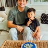 8 Foto Andrew Andika Rayakan Ultah ke-37, Tiup Lilin Bareng Anak