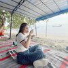 9 Foto Momo Geisha Ajak Anak Piknik di Pantai, Kenang Masa Kecil Suami sambil Santap Ikan Bakar