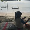 9 Foto Momo Geisha Ajak Anak Piknik di Pantai, Kenang Masa Kecil Suami sambil Santap Ikan Bakar